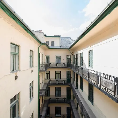 Váci Street Premier